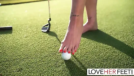 Amirah Adara'nın o seksi ayaklarıyla sevişiyor