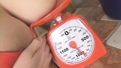 Doğal dev göğüsler asya içinde bikini