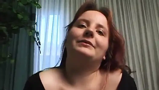 Tombul kızıl saçlı ateşli vücudunu gösteriyor