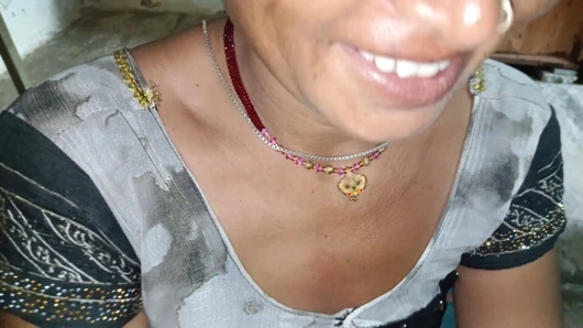 A sógornő egész éjjel szopja a sógora farkát, a sógornő pedig a sógornőjével szopja a szájába Laudát.