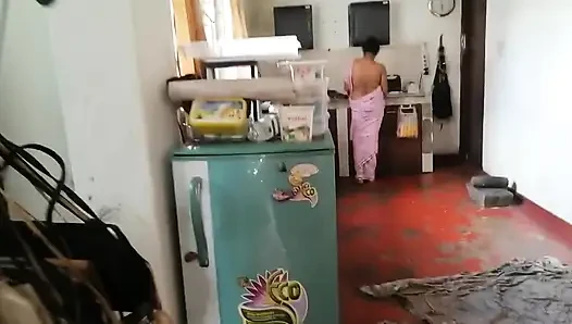Ev hizmetçisine seks videosu gösterdim ve amcığı ıslaktı