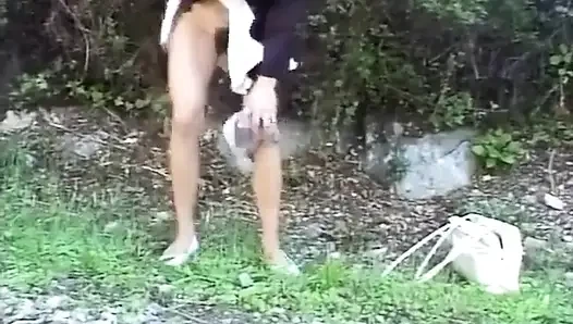 Çimlerde sidik pantolon
