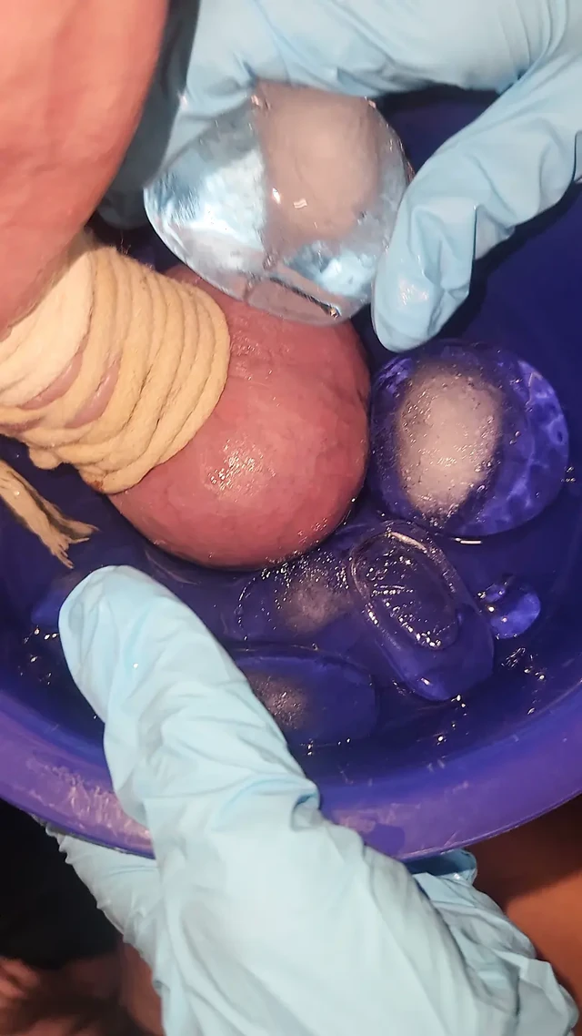 Goode kız yumuşak haşlanmış yumurta yapıyor