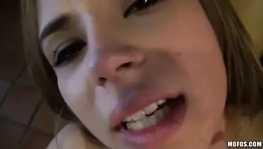 Latin seks kasetleri - küçük memeli rosalie ruiz seksi küçük götlü şortuyla Johny'yi azdırmak için temizlik evini atlıyor
