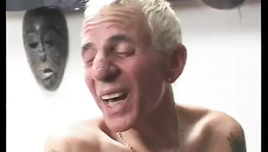 Sarışın fahişe yeşil kart almak için şovun sunucusunu ve sürtük ortağını sikiyor