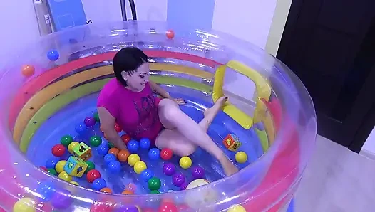 Bebek şişme trambolinde amcık oyunu!!