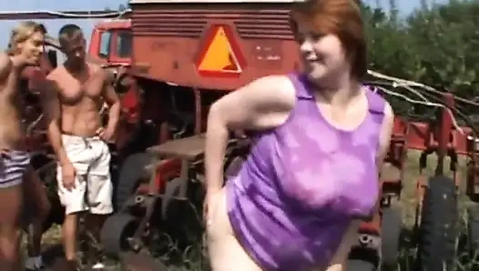 Büyük memeli şişman orta yaşlı seksi kadın çiftlikte üçlü amcık sikişiyor