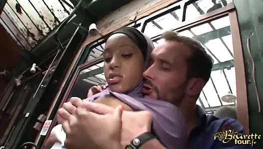 Djamila Zetoun suce une bonne queue pour le Beurette Tour