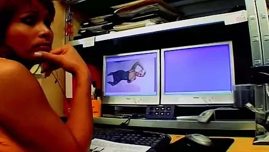 Koyu saçlı Alman civciv sert bir kakan tarafından sikişiyor