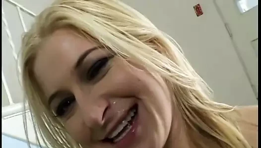 Büyük horoz bir kanepede güzel sarışının harika sıkı kıçını mahveder