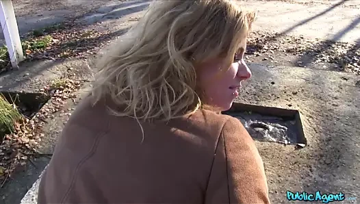 Kamu ajanı, minnettar bebek bir emmek ile minnettarlığını gösterir