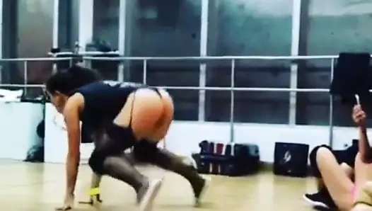 kristina moskov çorap içinde twerk