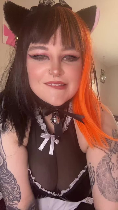 Большая аккуратная готеса делает инструкцию по дрочке