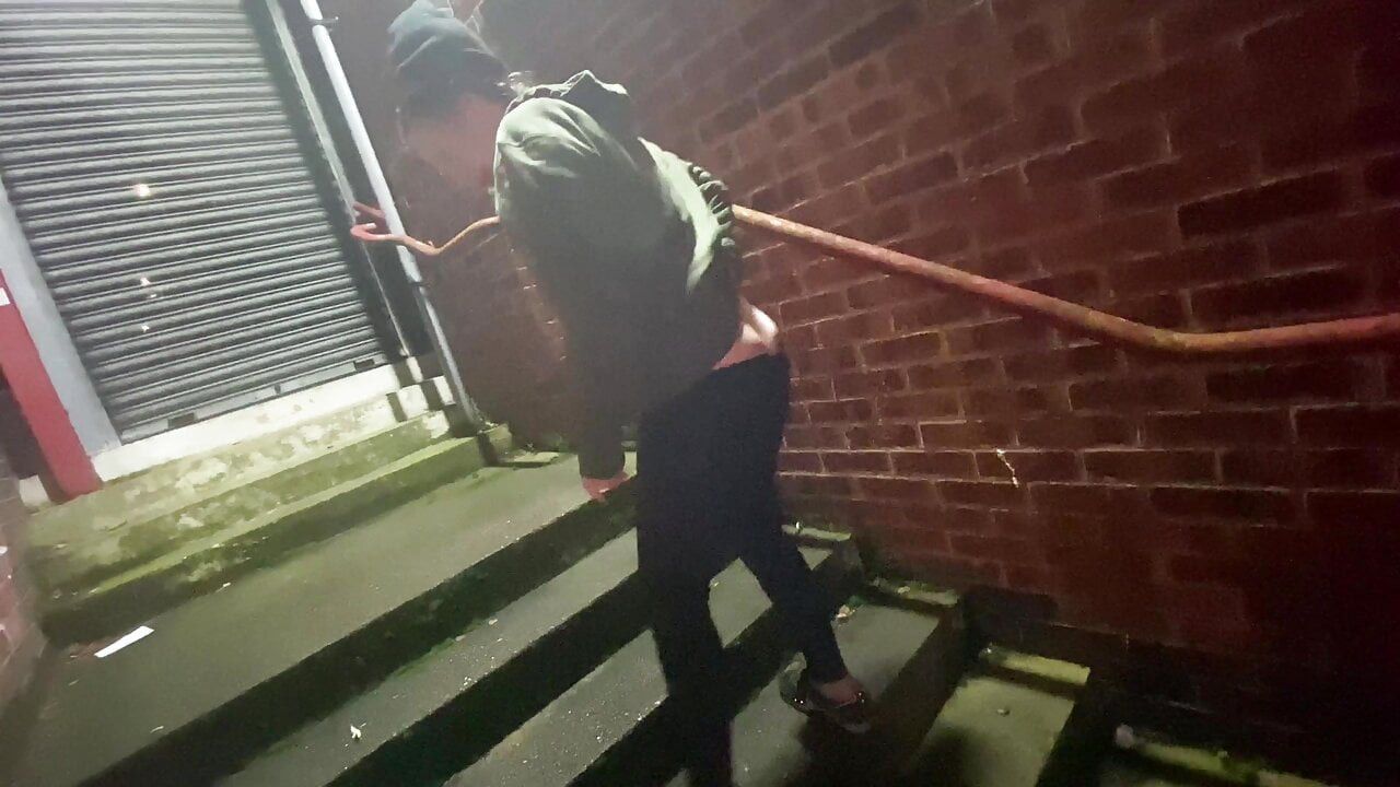 Cracky o kadar heyecanlı ki parmağını kıçına soktuğu için viral oldu
