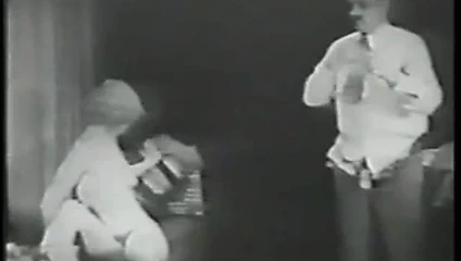 Dik civciv parmaklar ona kedi içinde bir siyah ve beyaz porno