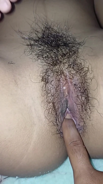 Es jungä Meitli 18+ treibt es mit ihrem Freund im Wohnzimmer | Clip 1