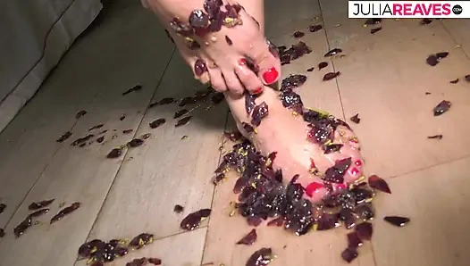 Ayak fetişi, üzüm püresi yapıyor ve büyük göğüslerinle oynuyor