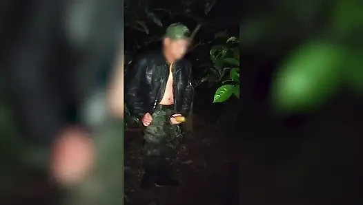 Taylandlı asker mastürbasyon yapıyor