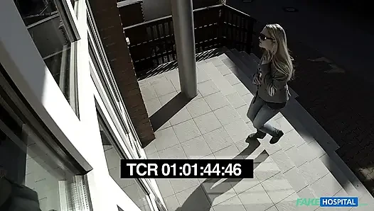 Sevimli genç sarışın kadın doktor içine boşaldıktan sonra hala başı dönüyor