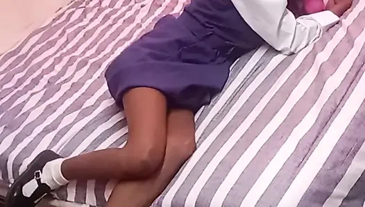 Ateşli 18 yaşındaki genç sürtük vibratör emiyor