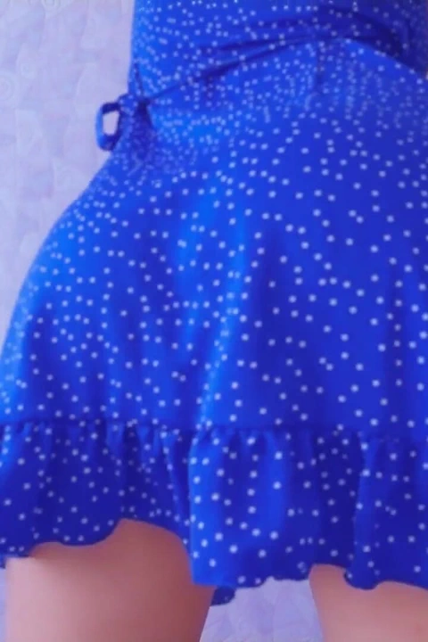 Kız eteğinin altından güzel pembe amını azdırıyor, sulu götünü sallıyor ve inliyor