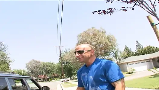 Kız gibi kızın muhteşem sulu deve toynağı şişman direk için geniş bir şekilde titreşiyor