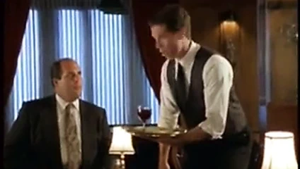 Bir restoranda harika göğüslerini sergileyen Tracy