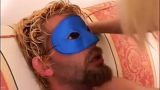 Harika amatör maskeli orta yaşlı seksi kadın kocasının büyük yarağıyla sikiliyor ve ağzına boşalıyor