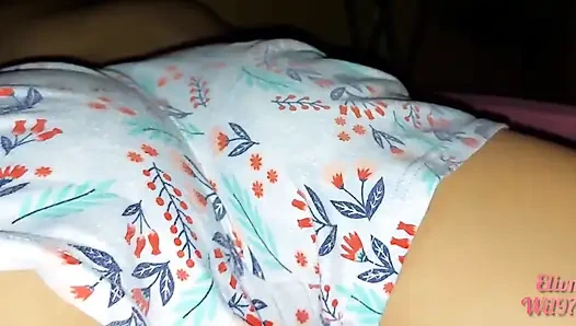 Herkes uzaktayken evde üvey kız kardeşimle oynuyorum