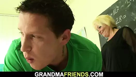 iki erkek vida eski kıllı nine öğretmen üzerinde zemin