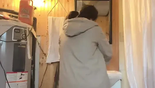 Mutfakta Yemek Pişiriyor, Sonra Vadi Sabırsızlanıyor, Tuvalete Git