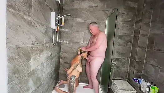 Duşta sikişmeden önce Emma için ıslak tişört