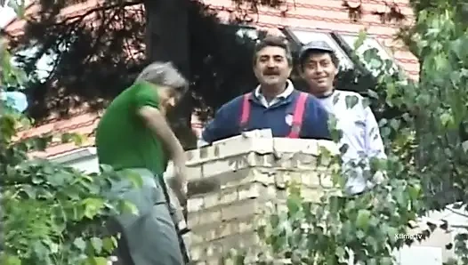 Çarpıcı yuvarlak götlü sarışın, büyük bir yarakla götten sikiliyor