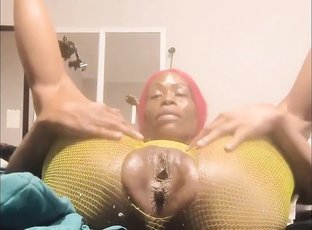 Bu amcığı aç ve senin için twerk yapıyor