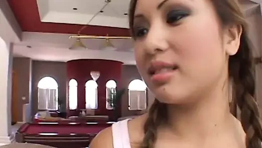 Büyük çük fills yukarı the küçücük kedi üzerinde bu sevimli genç Asyalı genç kız