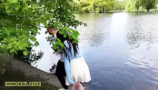 Şişman götlü özgürlük sevgilisi Briseida Myers halka açık parkta sikiliyor ve çifte sikiliyor