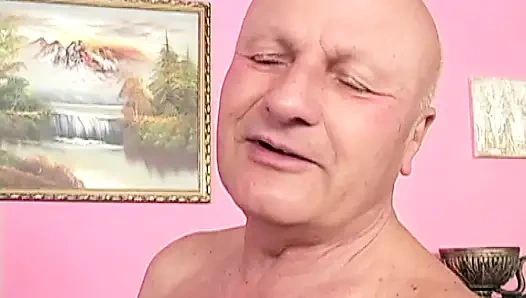 Renkli saçlı ateşli kız sapık üçlü sekste sikişme makinesinin tadını çıkarıyor