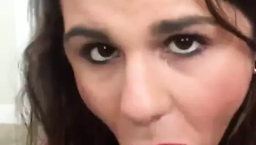 Fahişe büyük zenci yarağı dildosunu emiyor