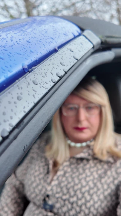 Seksi travesti kellycd2022 öğleden sonra bronz külotlu çorap ve topuklu ayakkabılarla sürüş | Klip 1