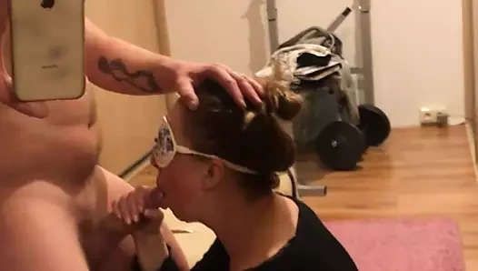 dizlerinin üzerinde harika oral seks