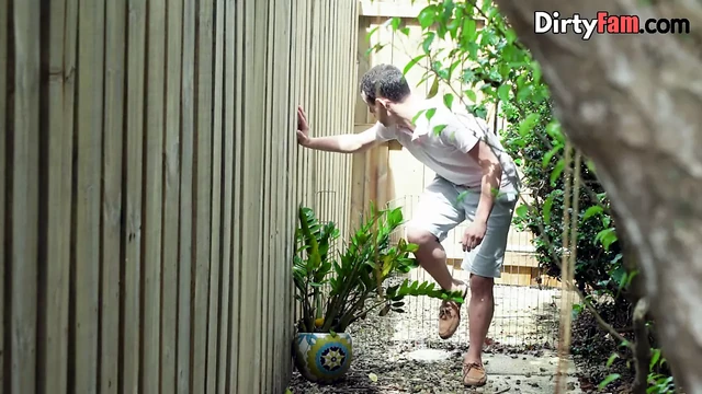 Грудастую сестру-брюнетку трахает двоюродный брат с большим членом