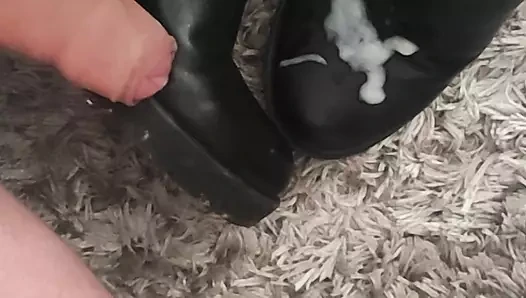 Ayakkabı işi ve sikiş, kirli yüksek deri çizmeler, topuklara boşalmak