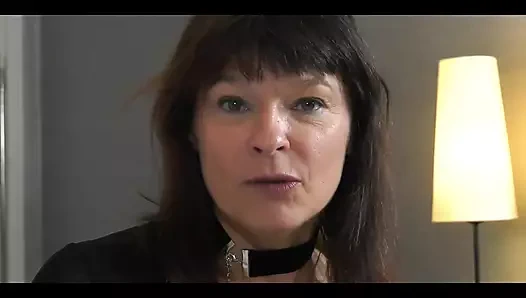 Genç erkek avcısı büyük yarağı yutuyor ve sikiliyor