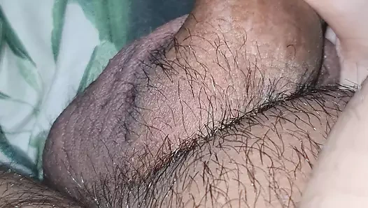 Büyük ereksiyonlu üvey oğul üvey anneden elle muamele çekiyor