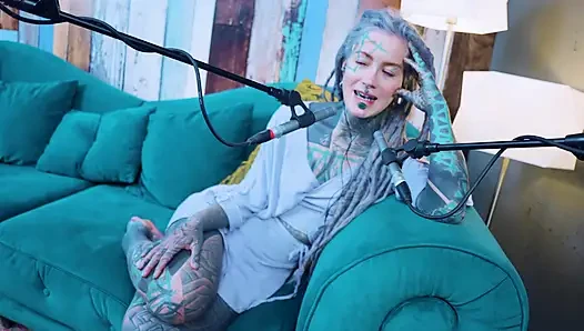 M hakkında konuşuyorum - müzik - asmr podcast sfw konuşuyor gotik sıska kız dreadlocks dövmeli model dövmeli kız