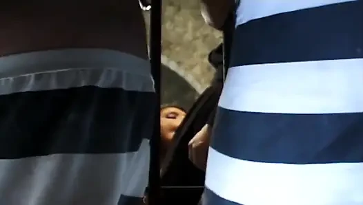 Esmer orta yaşlı seksi kadının kostümlü hunk ile vahşi fetişi