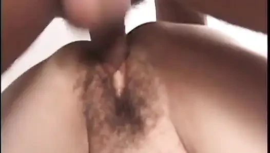 Bu yaşlı hatun hala deliklerini yarakla doldurmak için çok azgın