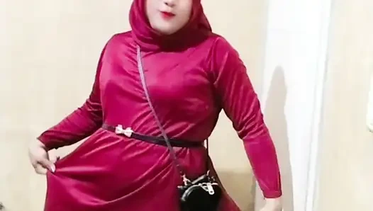 Kırmızı kıyafetli tesettürlü transseksüel ivvy mastürbasyon yapıyor ve dildoya biniyor