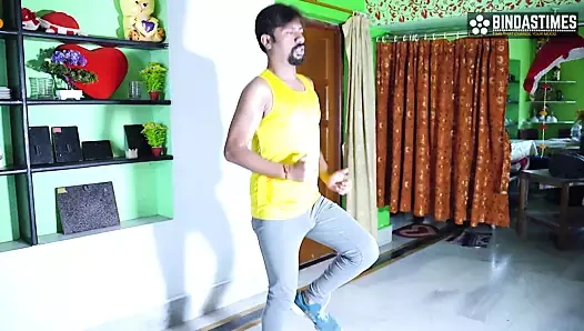 Yoga öğretmeni seksi kızıyla yaramaz bir oyun oynamak istiyor (Hintçe ses)