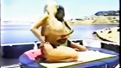 İki kadın bir teknede güneş ışığını yakalar...